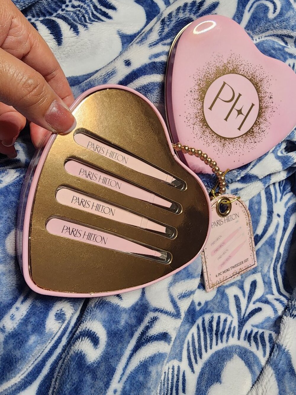 Paris Hilton 4-Piece Mini Tweezer Set in Heart-Shaped Gift Tin – Pink & Gold - Picture 3 of 3